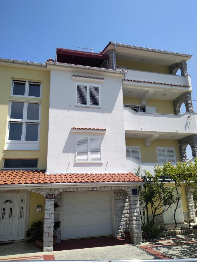 Apartments Mlacovic Rab Town Bagian luar foto