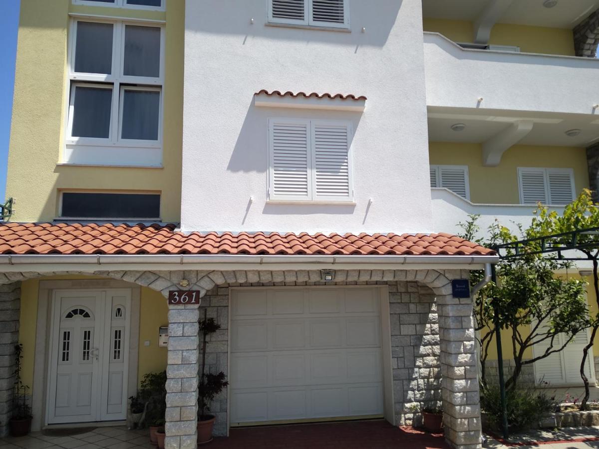 Apartments Mlacovic Rab Town Bagian luar foto